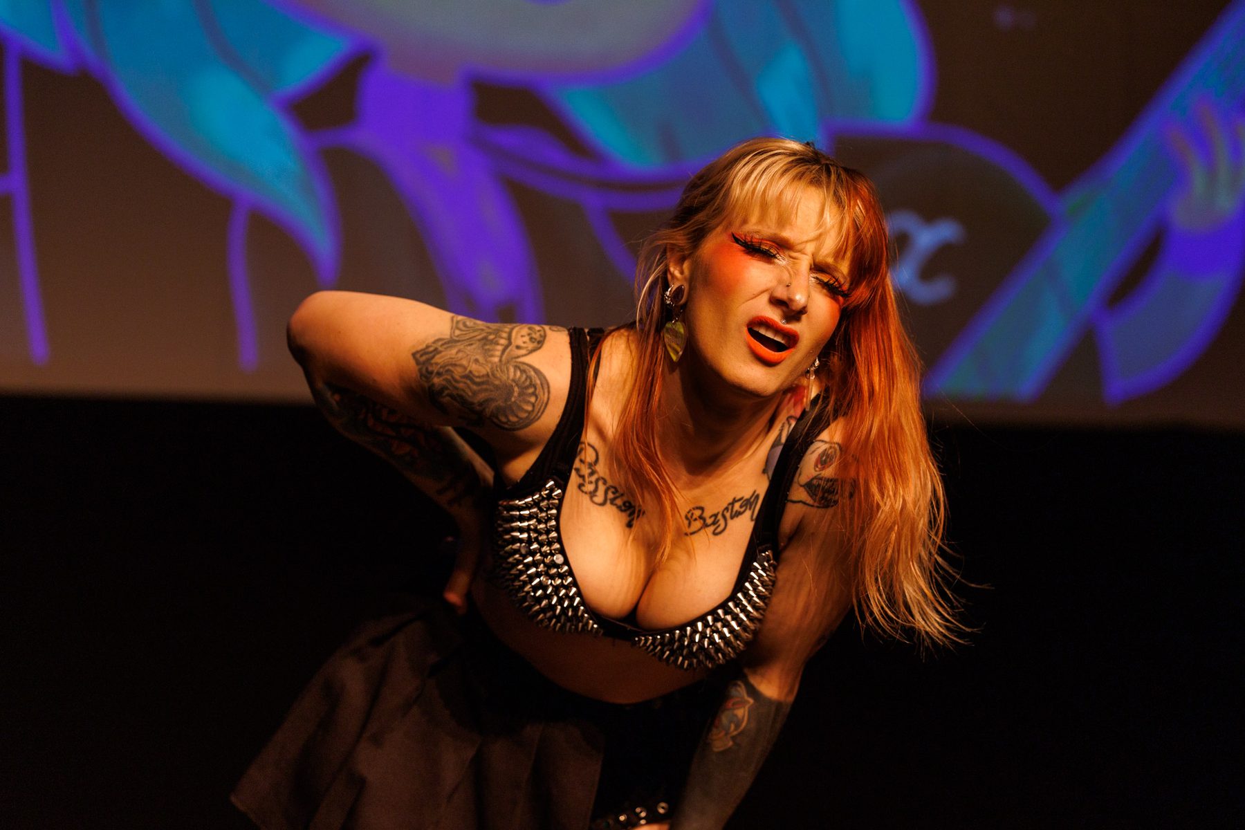 Chanteuse sur scène