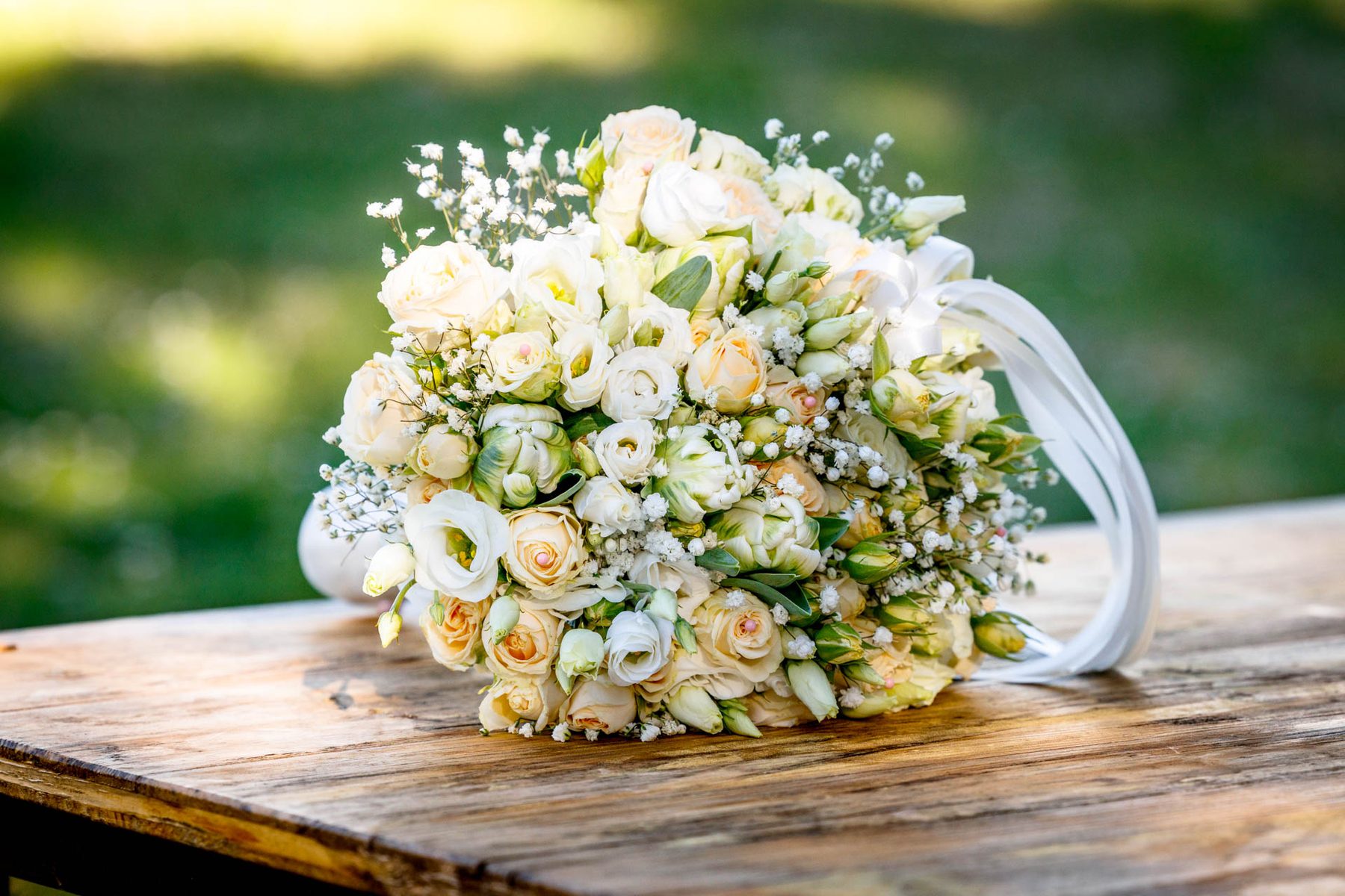 Bouquet posé sur une table