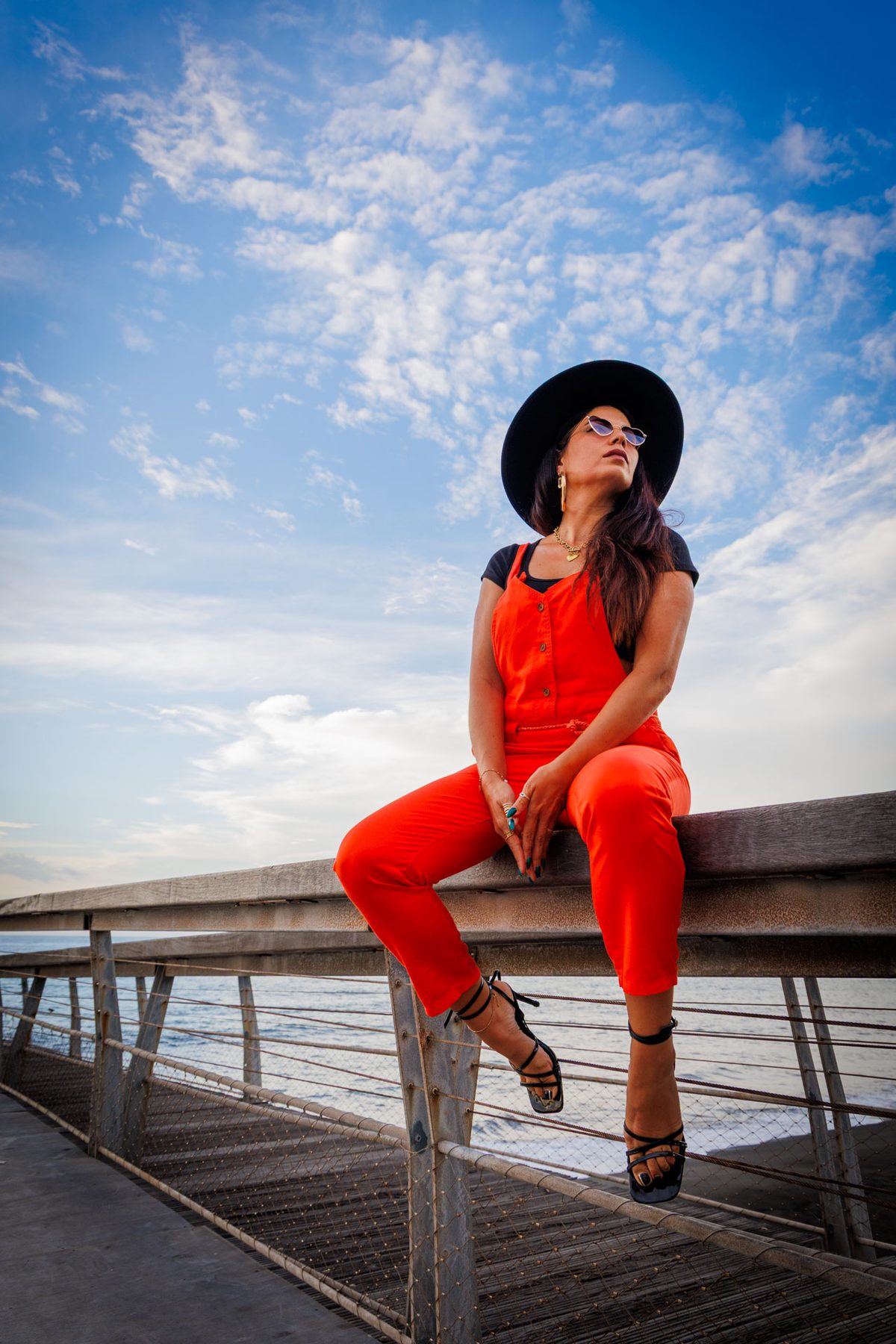 Portrait en extérieur, tenue rouge