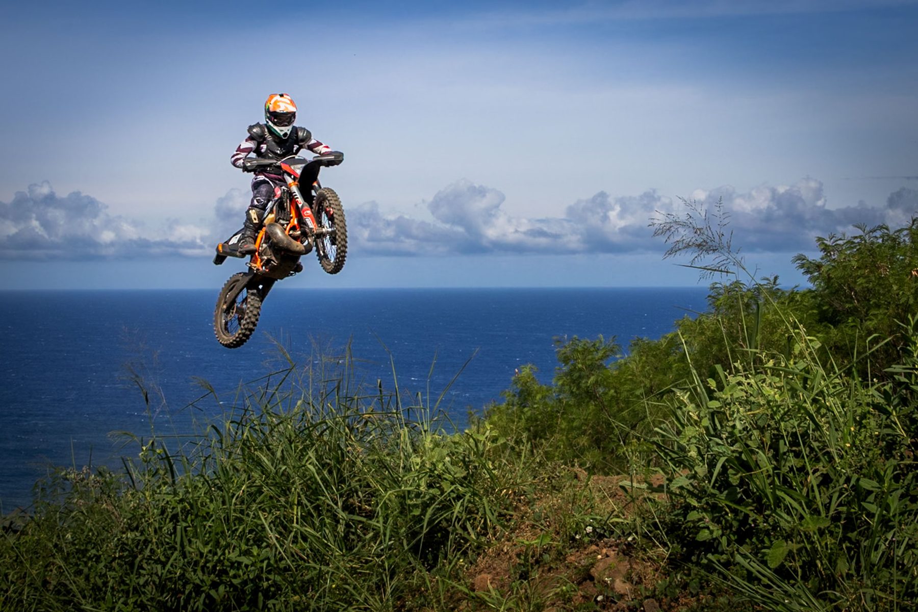 Saut en moto-cross face à la mer